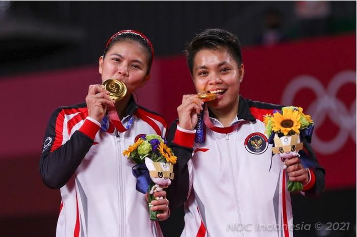 Momen pasangan ganda putri Indonesia Greysia Polii/Apriyani Rahayu mengigit medali emas Olimpiade Tokyo 2020.