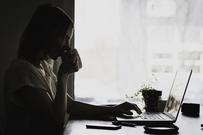 5 Cara Mencegah agar Mata Tidak Sakit saat Lama Menatap Layar Laptop