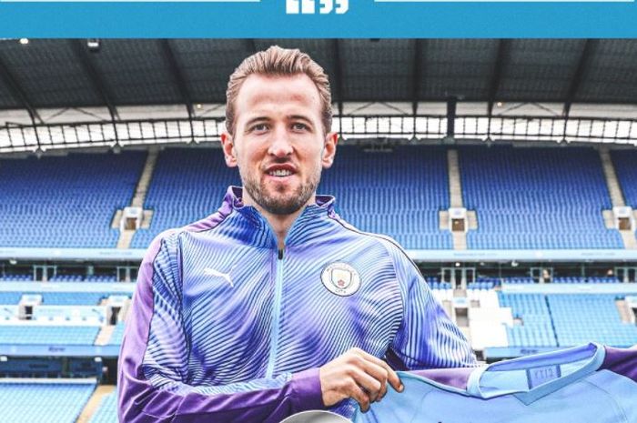 Ilustrasi Harry Kane memegang kostum Manchester City.