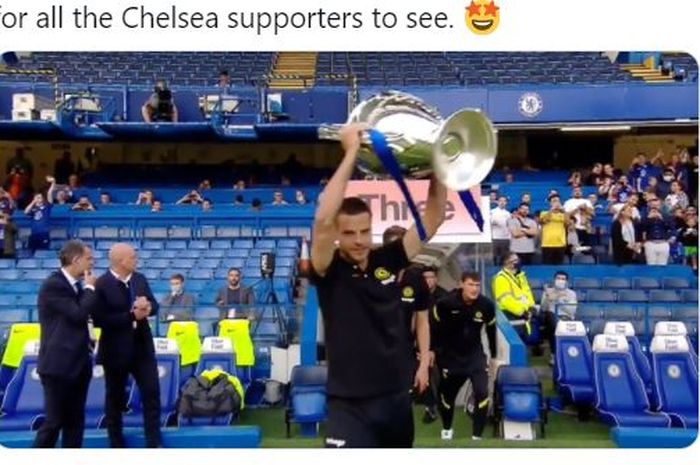 Kapten Chelsea, Cesar Azpilicueta, memamerkan trofi Liga Champions ke publik Stamford Bridge sebelum The Blues berhadapan dengan Tottenham Hotspur dalam sebuah laga uji coba pramusim.