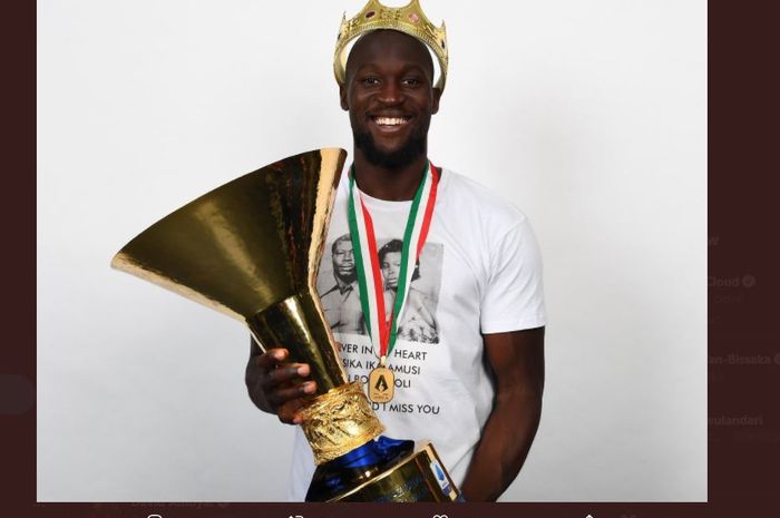 Bomber Inter Milan, Romelu Lukaku, berpose dengan trofi juara Liga Italia.