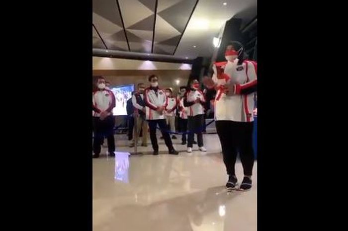 Dugaan body shaming terjadi kepada lifter Nurul Akmal saat penyambutan tim Olimpiade Indonesia di Bandara Soekarno-Hatta, Kamis (5/8/2021) dini hari WIB.