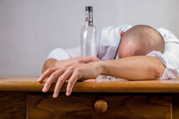 Cara mengatasi gejala pusing hangover akibat terlalu banyak mengkonsumsi alkohol.