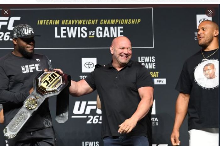Derrick Lewis (kiri) dan Ciryl Gane (kanan) sudah saling bertemu untuk melakukan sesi face-off ditengahi oleh Dana White jelang UFC 265, Kamis (5/7/2021).