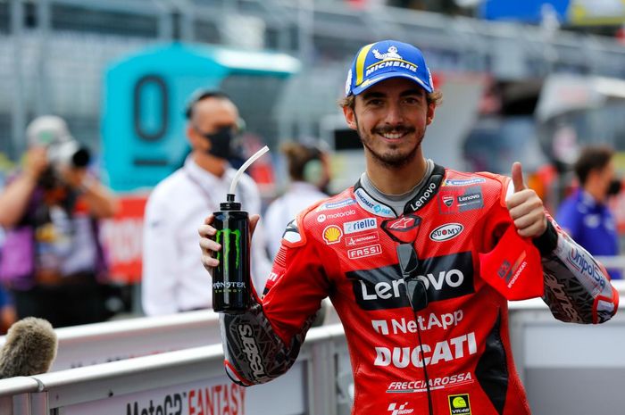 Pembalap Ducati, Francesco Bagnaia, berpose setelah sesi kualifikasi MotoGP Styria 2021 di Red Bull Ring, Sabtu (7/8/2021).