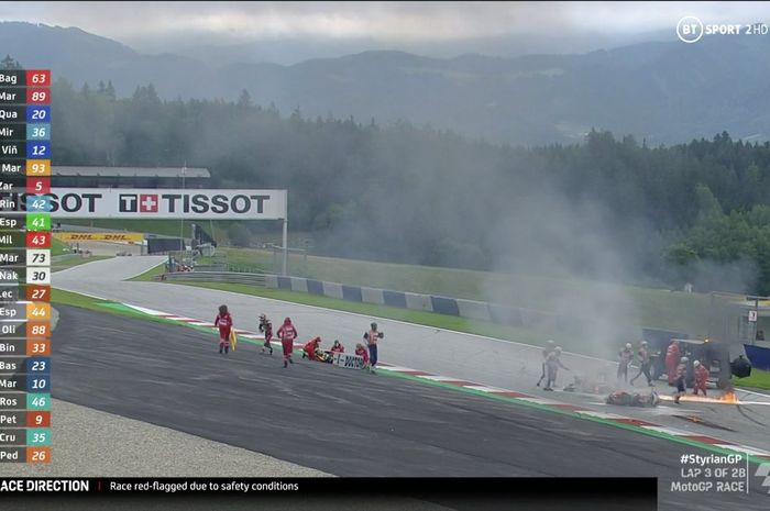 Balapan MotoGP Styria di Red Bull Ring, Austria, Minggu (8/8/2021), dihentikan sementara karena kebakaran yang ditimbulkan insiden antara Dani Pedrosa dan Lorenzo Savadori di Tikungan 3.