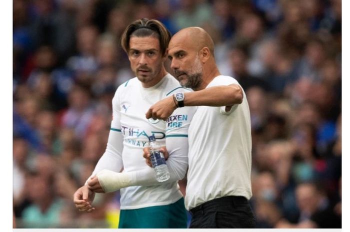 Pelatih Manchester City, Pep Guardiola (kanan), dan pemain barunya, Jack Grealish, pada laga Community Shield, Sabtu (7/8/2021) waktu setempat.