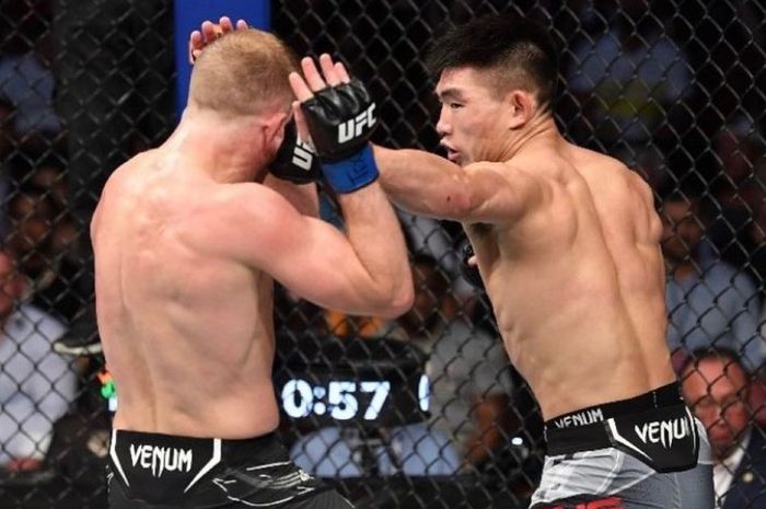 Pertarungan Song Yadong vs Casey Kenney di UFC 265, Minggu (8/8/2021) WIB di Houston.