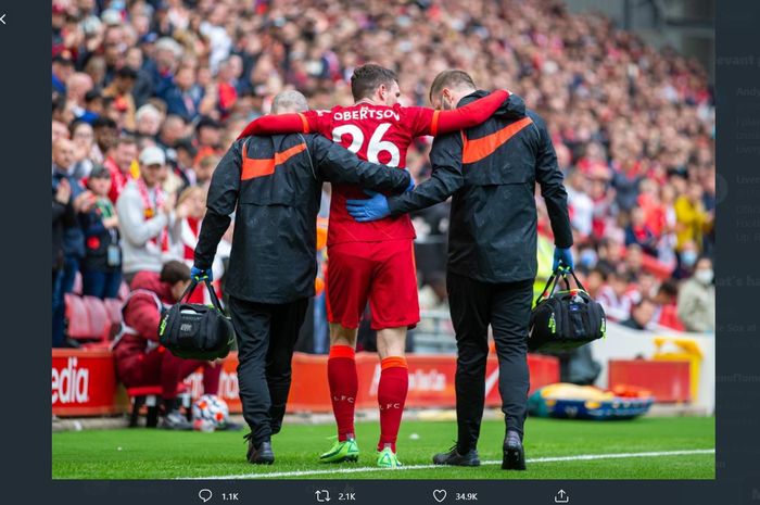Bek kiri andalan Liverpool, Andrew Robertson, harus dibopong akibat cedera dalam laga kontra Athletic Bilbao, Minggu (8/8/2021).