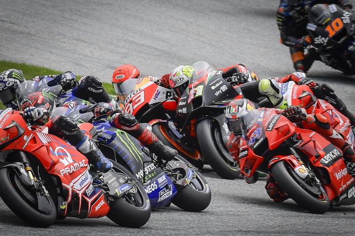 Pembalap Repsol Honda, Marc Marquez dan Aleix Espargaro (Aprilia) saat balapan MotoGP Styria 2021 di Red Bull Ring, Minggu (8/8/2021).