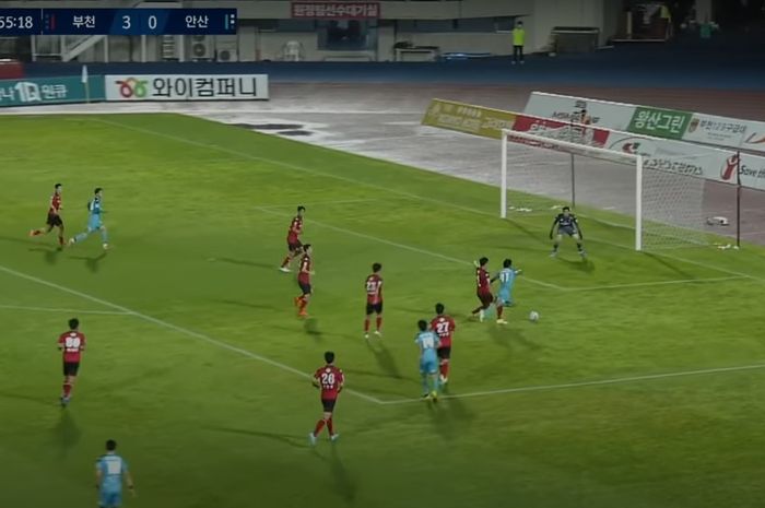 Momen Asnawi Mangkualam memenangi penalti dalam laga Bucheon FC vs Ansan Greeners (8/8/2021).