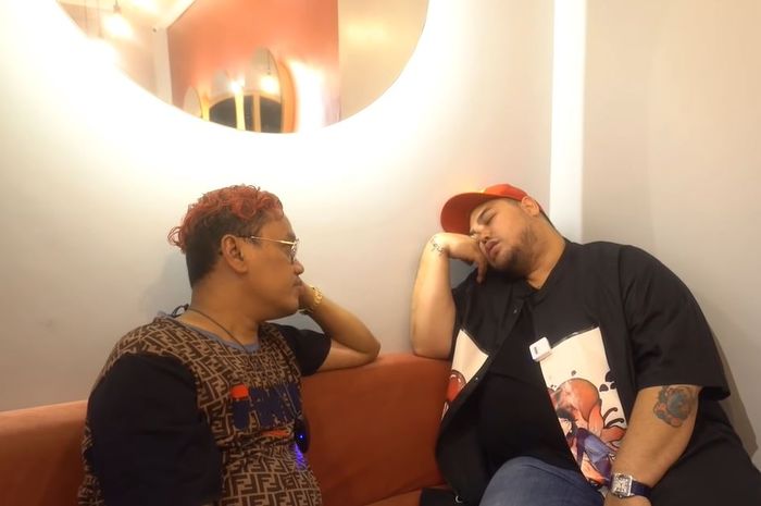 Ivan Gunawan saat dihipnotis oleh Uya Kuya