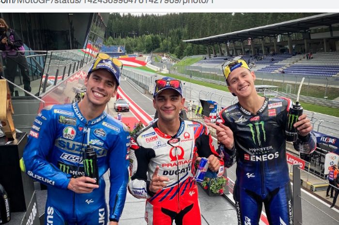 Dari kiri ke kanan, Joan Mir (Suzuki Ecstar), Jorge Martin (Pramac Racing), dan Fabio Quartararo), berpose di tangga podium MotoGP Styria 2021 di Red Bull Ring, Minggu (8/8/2021). Jorge Martin menjadi pembalap tim satelit yang berhasil menang pada tahun lalu.