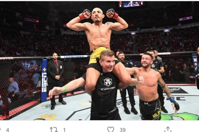 Petarung kelas bantam, Jose Aldo, merayakan kemenangan atas Pedro Munhoz di UFC 265, Minggu (8/8/2021) di Houston.