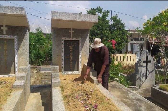 Heboh Sumbangan Rp 2 Triliun Belum Juga Terealisasi Penjaga Makam Almarhum Akidi Tio Justru Mendadak Ungkap Fakta Mengejutkan Tentang Heriyanti Hingga Singgung Perihal Gaji Ada Apa Gerangan<script async src=