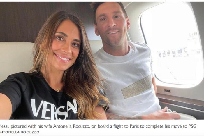 Lionel Messi bersama istrinya, Antonella Rocuzzo, di pesawat jet pribadi dalam penerbangan ke Paris untuk menuntaskan perpindahannya ke PSG, Selasa (10/8/2021).