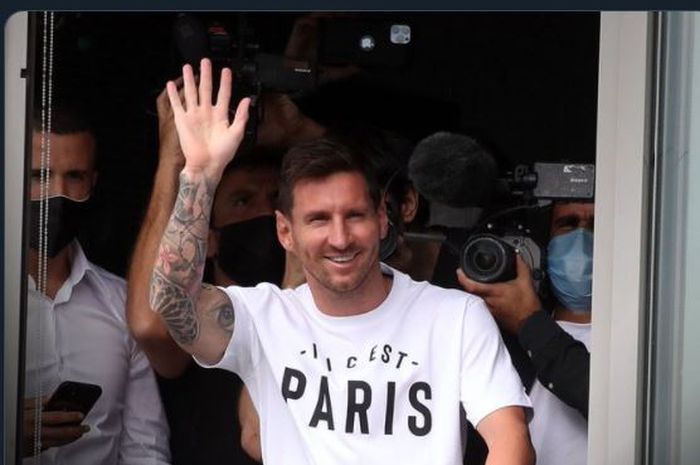 Lionel Messi melambaikan tangan kepada fan saat tiba di Paris dalam rangka meneken kontrak untuk Paris Saint-Germain (PSG), 10 Agustus 2021.