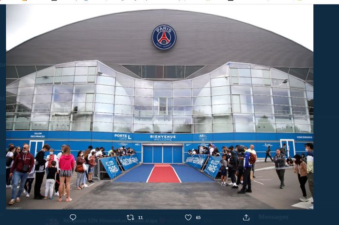 Fan PSG menyambut kedatangan Lionel Messi dari Barcelona di bandara Paris, Senin (9/8/2021), yang ternyata tidak hadir hari itu.