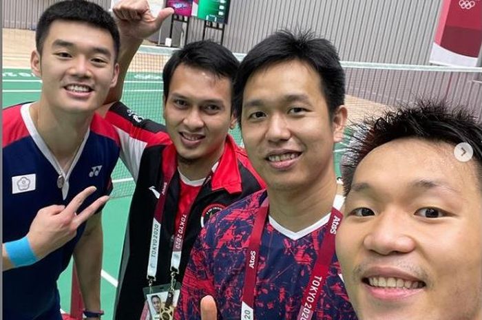 Pasangan ganda putra Taiwan Lee Yang/Wang Chi-Lin berfoto bersama pasangan Indonesia Mohammad Ahsan/Hendra Setiawan