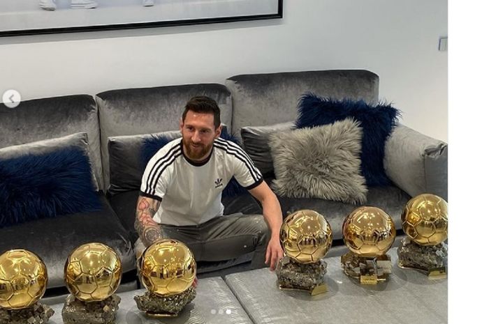 Lionel Messi memamerkan enam Ballon d'Or sebagai simbol pemain terbaik dunia yang diraihnya selama membela Barcelona.