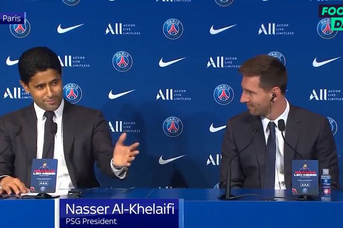 Presiden Paris Saint-Germain, Nasser Al-Khelaifi, berbicara dalam konferensi pers bersama Lionel Messi.