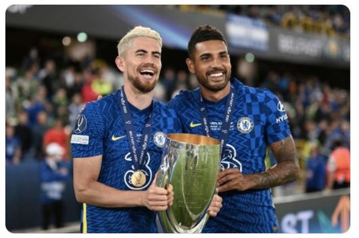 Jorginho (kiri) berpose dengan trofi Piala Super Eropa bersama rekan setim sekaligus kompatriotnya di timnas Italia, Emerson Palmieri (kanan).