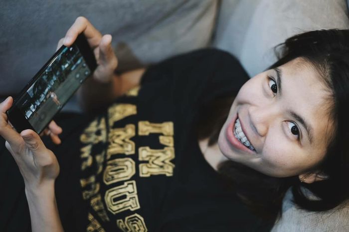 Greysia Polii playing Free Fire