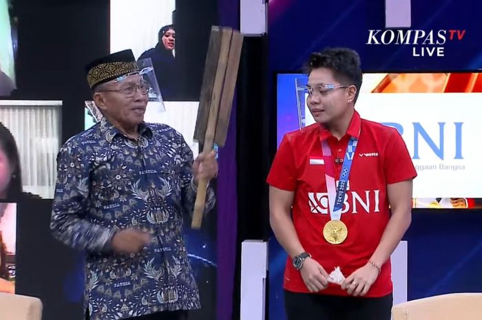 Apriyani Rahayu (kanan) dan ayahnya, Amiruddin Pora, saat menjadi bintang tamu Rosi Spesial. Amiruddin memegang raket kayu yang dipakai Apriyani saat masih kecil.