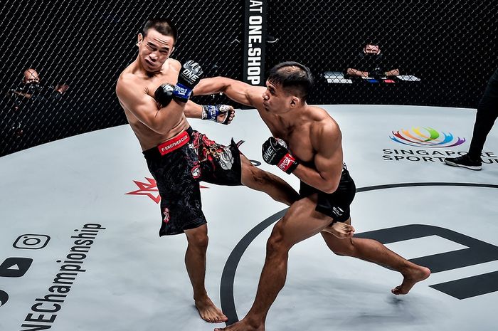 Eko Roni Saputra meng-KO Liu Peng Shuai di ONE Championship: Battleground II di Singapura yang tayang global pada Jumat (13/8/2021) .