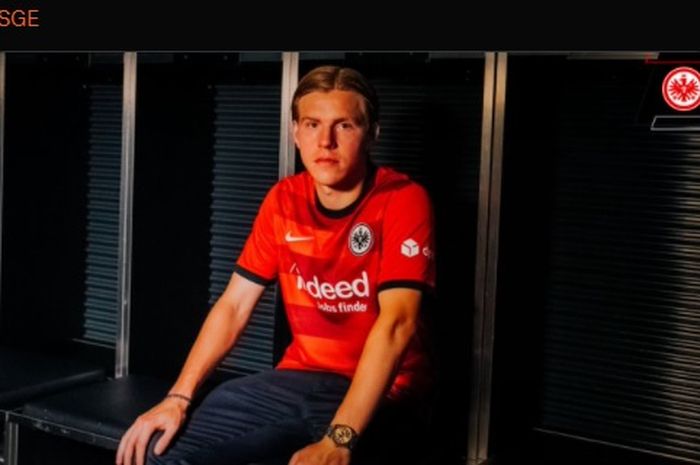 Winger AC Milan, Jens Petter Hauge resmi berseragam Eintracht Frankfurt dengan status pemain pinjaman.