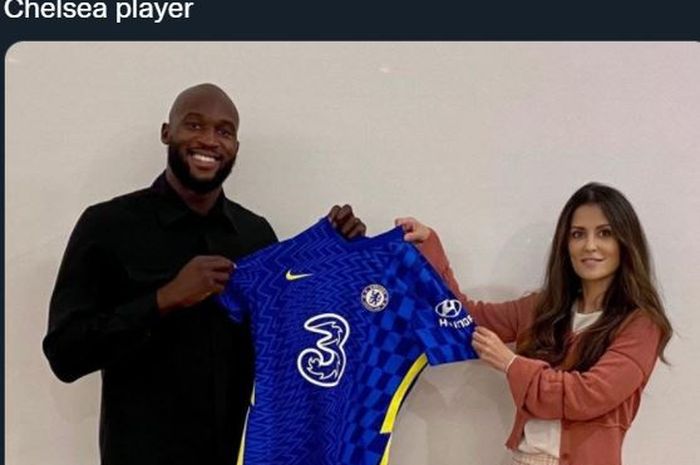 Romelu Lukaku berpose dengan seragam Chelsea bersama direktur klub, Martina Granovskaia.