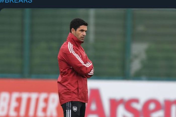 Pelatih Arsenal, Mikel Arteta, saat memimpin sesi latihan.