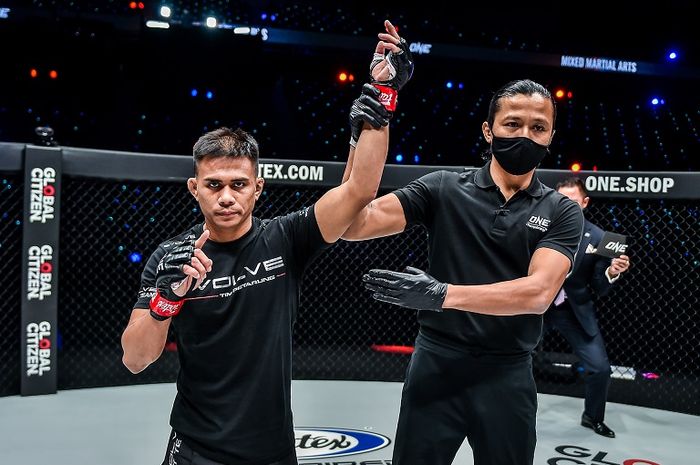 Eko Roni Saputra, memecahkan rekor kemenangan tercepat di ONE Championship: Battleground II yang tayang global pada Jumat (13/8/2021).