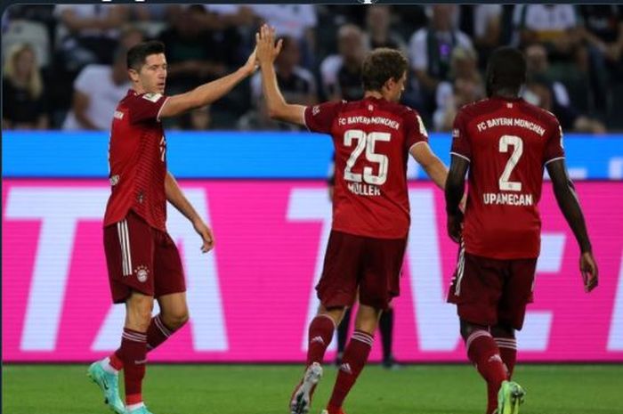 Robert Lewandowski (kiri) merayakan gol Bayern Muenchen ke gawang Gladbach di laga pembuka Bundesliga 2021-2022.
