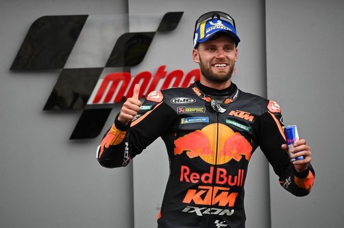 KTM South African rider and winner Brad Binder celebrates after winning the Austrian Motorcycle Grand Prix at the Red Bull Ring race track in Spielberg, Austria on August 15, 2021. (Photo by Joe Klamar / AFP)(JOE KLAMAR) 