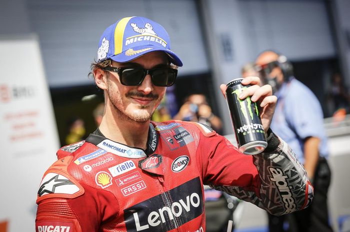 Pembalap Ducati, Francesco Bagnaia, berpose seusai kualifikasi MotoGP Austria di Red Bull Ring, Sabtu (14/8/2021).
