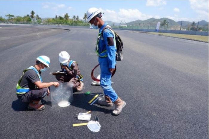 Tim PT PP (Persero) melakukan pemeriksaan kedalaman tekstur pada aspal di lintasan utama Sirkuit Mandalika, Lombok Tengah, Nusa Tenggara Barat, Minggu (15/8/2021).