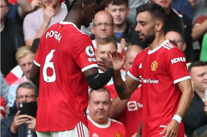 Dua pemain Manchester United, Paul Pogba (kiri) dan Bruno Fernandes (kanan).