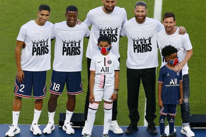 PSG sambut 5 pemain baru dengan meriah di Parc des Princes, termasuk Lionel Messi dan Sergio Ramos.