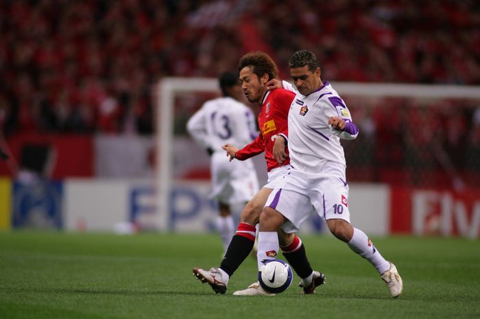 Cristian Gonzales (kanan) dalam duel Persik Kediri vs Urawa Red Diamonds di Liga Champions Asia 2007.