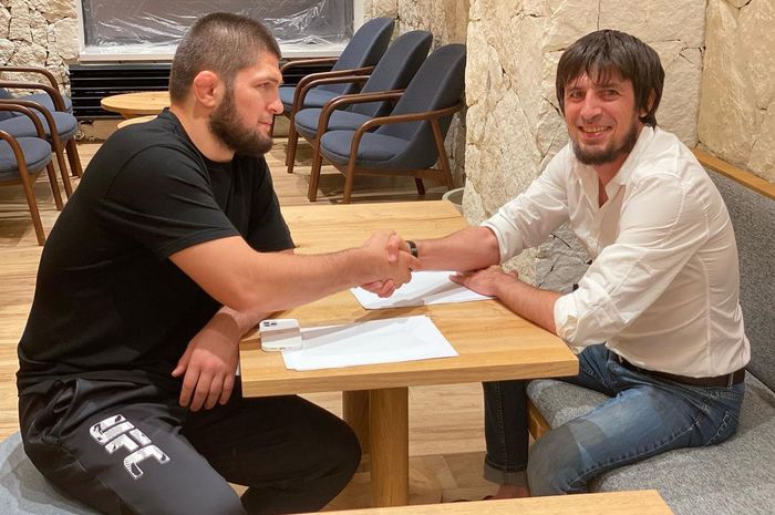 Foto mantan petarung UFC, Khabib Nurmagomedov, menandatangani kontrak dengan klub sepak bola Rusia, FC Legion Dynamo. 