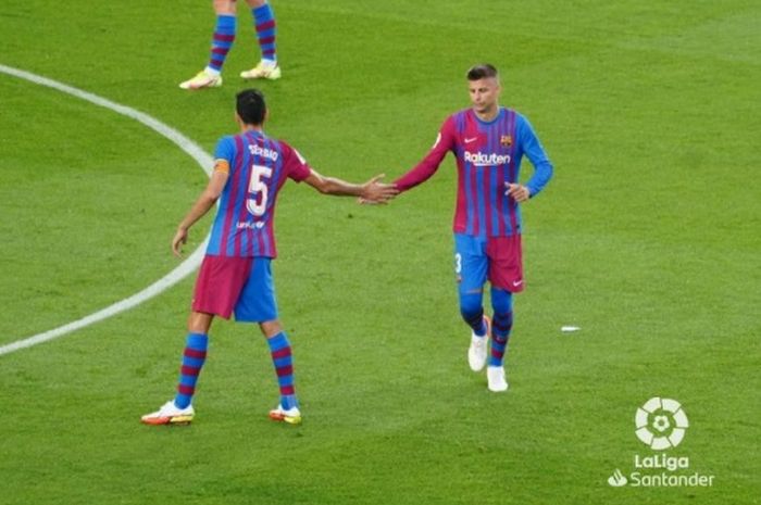 Pemain Barcelona, Sergio Busquets (Kiri) dan Gerard Pique (kanan).