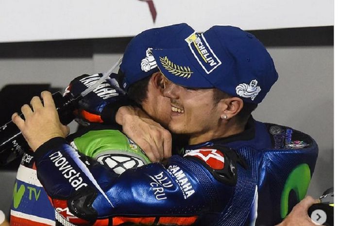 Maverick Vinales (kanan) dan Aleix Espargaro reunian di Aprilia mulai MotoGP 2022