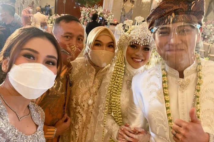 Ayah Rozak dinyinyiri karena pengin pernikahan Ayu Ting Ting mewah seperti Lesty Kejora dan Rizky Billar