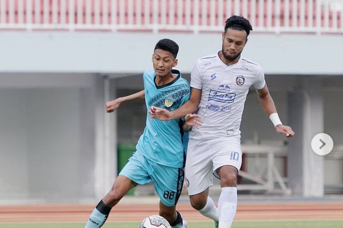 Pemain Arema FC dan PSIM Jogja saat duel dalam laga uji coba yang berlangsung di Stadion Mandala Krida, Yogyakarta, Kamis (19/8/2021).