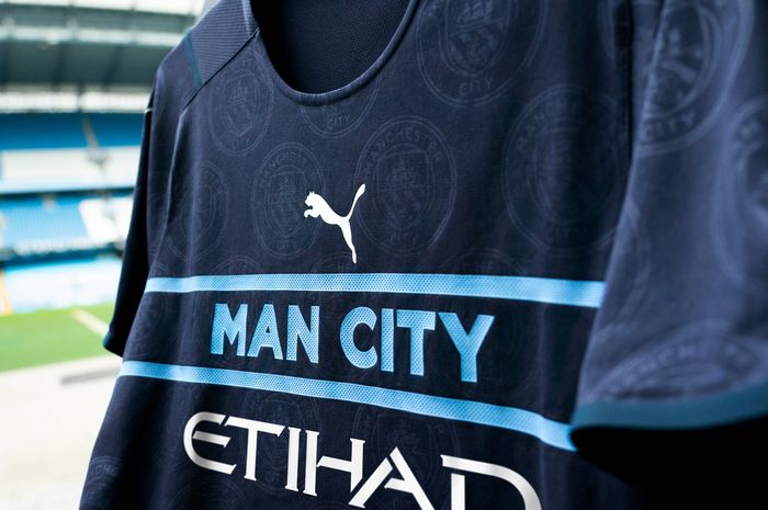 Penampakan jersey ketiga Manchester City untuk musim 2021/2022 yang didesain oleh Puma.