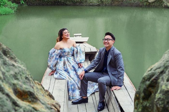Dinikahi pengusaha sukses, jebolan Indonesian Idol ini ungkap kisah cintanya yang super unik hingga bikin para pesohor Tanah Air heboh!