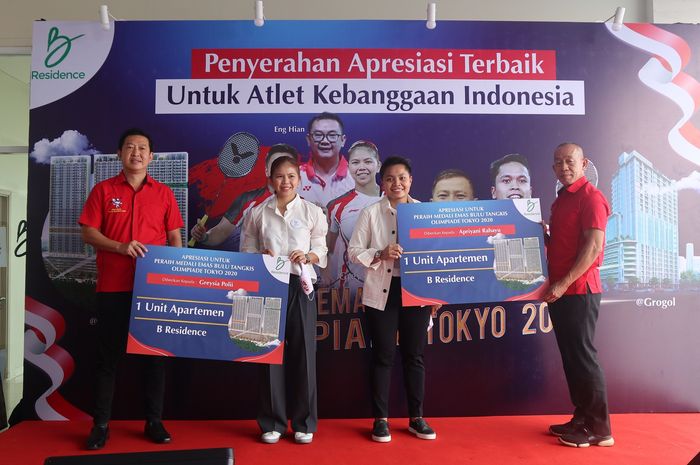 Pasangan ganda putri Indonesia, Greysia Polii/Apriyani Rahayu, mendapat apresiasi berupa apartemen dari pemilik Apartemen B-Residence, Lukas Buntoro (kiri), setelah sukses meraih medali emas pada Olimpiade Tokyo 2020.