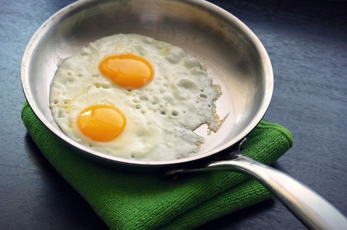 Avoid cooking eggs in an aluminum pan or you will accept this risk