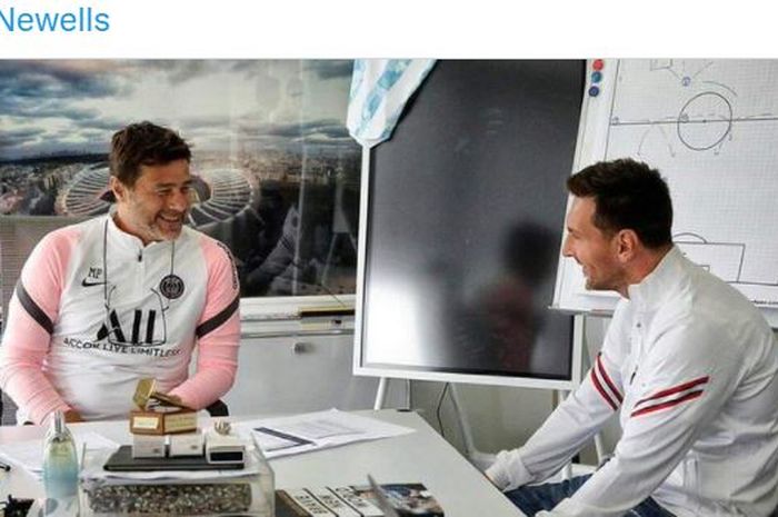 Pelatih Paris Saint-Germain, Mauricio Pochettino, berbincang dengan Lionel Messi.